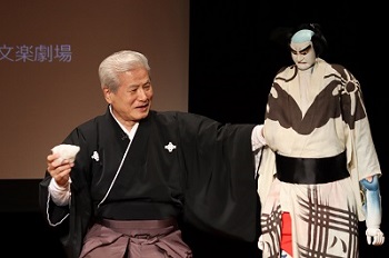 丸胴から綿を取り出す吉田玉男